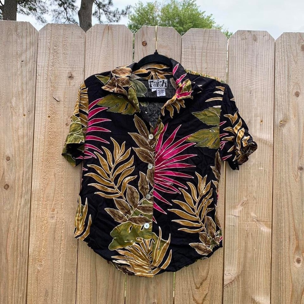 Woman's vintage black & purple beaded Hawaiian top size small‎
